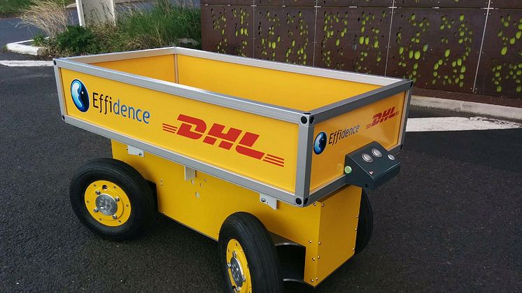 DHL tester robotten EffiBOT, der følger pakkemedarbejderne rundt på lageret.