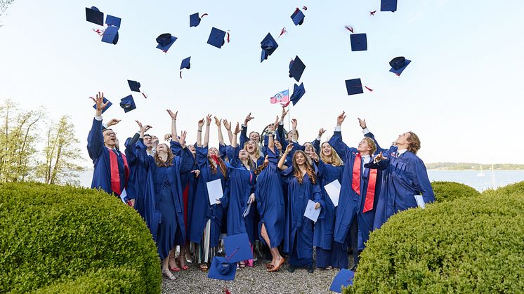 Große Freude bei den Absolventinnen und Absolventen der IB Word School Louisenlund