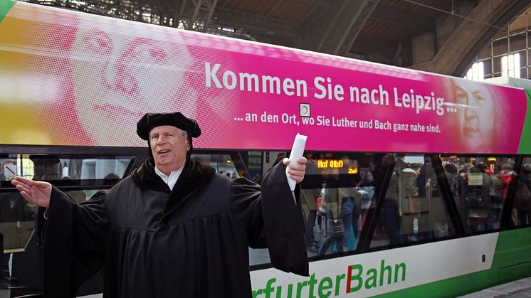 Martin Luther alias Norbert Hein präsentiert die neue Elster-Saale-Bahn am Hauptbahnhof Leipzig