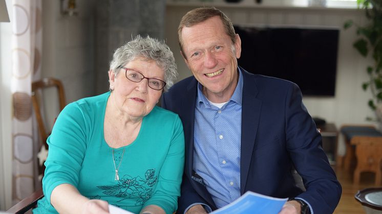 Helga Forslund (80) har fått en tryggere hverdag med den nye Tryggi-appen, forteller hun til Ove Fredheim, leder av bedriftsenheten i Telenor Norge. (Foto: Martin Fjellanger)