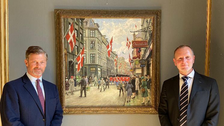 Et maleri af Paul Fischer er solgt på auktion hos Bruun Rasmussen til Livgardens Historiske Samlings Venner. Her ses Venneforeningens formand, Georg Vind, og Livgardens historiske leder, Eric Lerdrup Bourgois, foran værket.