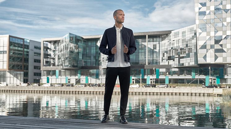 – La veste d’extérieur est un élément central d’une garde-robe moderne et peut remplacer un veston ou un pull tricoté, déclare August Gille, créateur de vêtements pour hommes chez Didriksons.