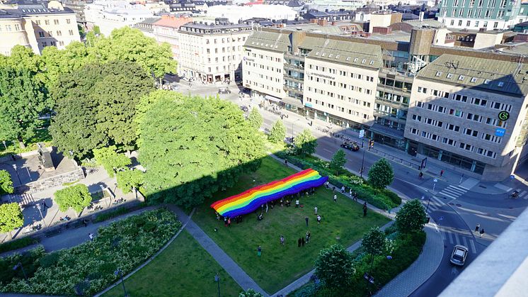 Över 10.000 ballonger användes för att bygga världens största Prideflagga i ballonger.