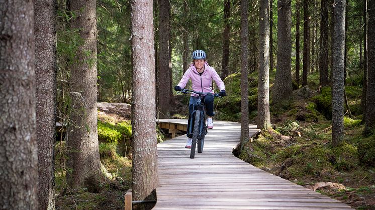 Helene Olafsen slapper av best når hun er i aktivitet. Her på sykkel i en av Trysils mange sykkelstier.