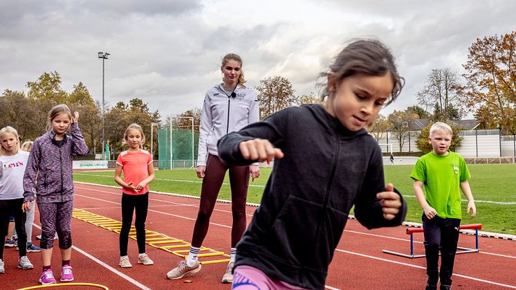 Endlich wieder trainieren – Anna Holzmann macht junge Vereinsmitglieder fit. Foto: BMI / infokontor 