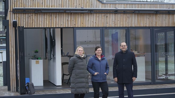 Bei seinem Besuch auf dem Campus der TH Wildau informierte sich Brandenburgs Wissenschaftsstaatssekretär Tobias Dünow über das Transferprojekt Innovation Hub 13 und besichtigte unter anderem die Science Box. Bild: TH Wildau