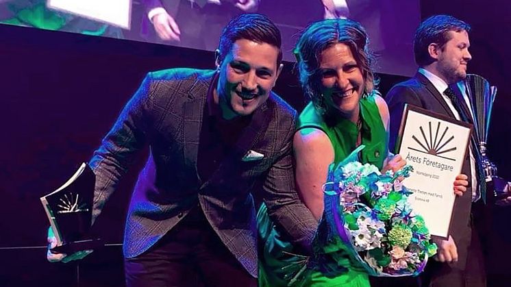 Jeanette Tretten och Christoffer Anndersson tar emot priset som Årets Företagare