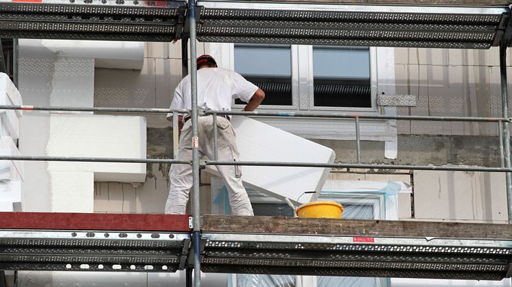 Insulating the outer walls increases a building’s energy efficiency. Energy-based renovations to existing buildings form a key part of a climate-neutral Europe. (© Canetti / Shutterstock.com).