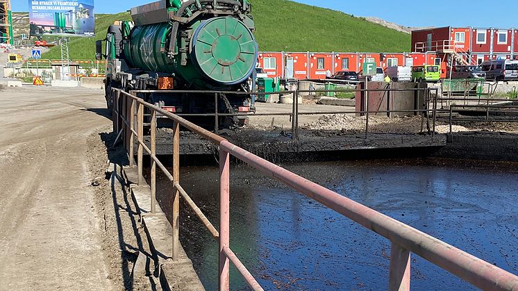 Sugbil tömmer oljeblandat vatten på Ragns-Sells anläggning i Högbytorp