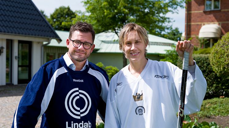 Anders Berg, koncernchef och VD på Lindab, tillsammans med Maria Rooth, hockeylegend.