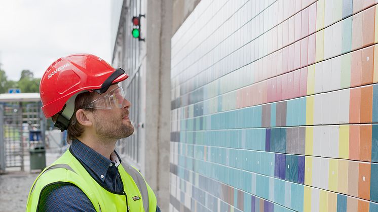 Konstnären Kristoffer Zetterstrand vid sitt verk Ager medicinae Foto: Per Manberg 