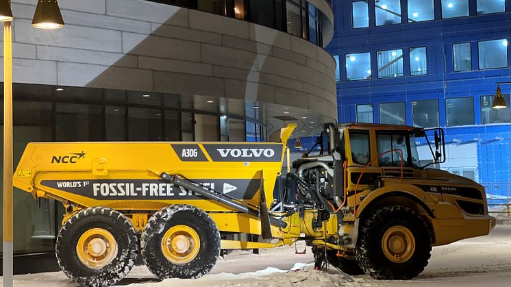 Green transition on display. The A30G articulated hauler - made from fossil-free steel - has travelled North to show Brussels green value chains. Here, parked outside the City Hall of Kiruna. Photo: Anna Arbius, Volvo
