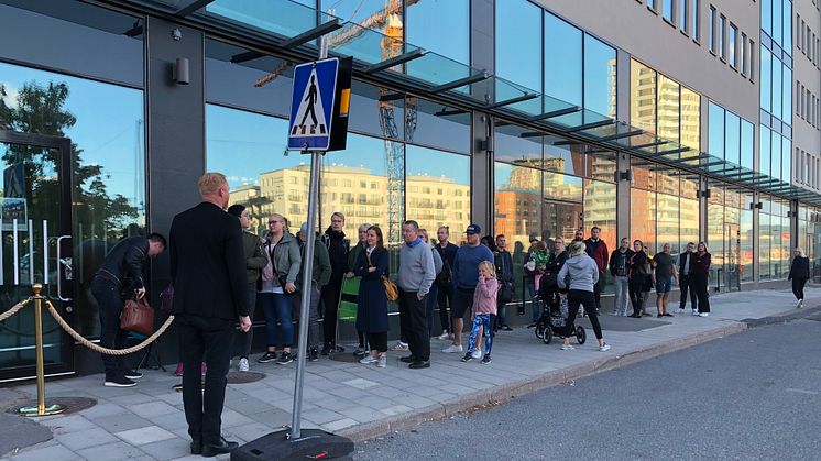 Många var intresserade när Kärnhem startade försäljningen av sitt nya kvarter i Vega, Haninge.