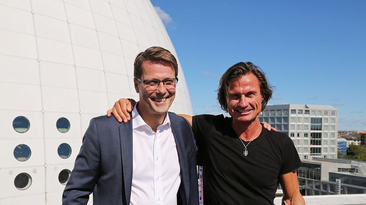 Petter Stordalen tillsammans med Lärande i Sveriges ägare Jan Vikström, som ligger bakom utbildningen. Bild: Lärande i Sverige