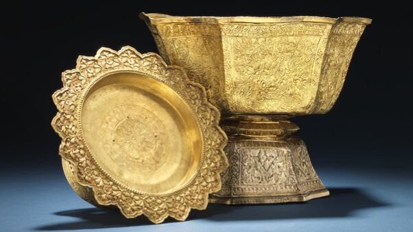 Admiral Andreas du Plessis de Richelieus skåle af guld er begge gaver fra Siams Kong Rama V.  Vurdering: henholdsvis 150.000-200.000 kr. og 400.000-500.000 kr. 