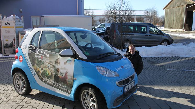 Mit dem „50 Jahre Jugend forscht E-Smart“ trifft das Patenunternehmen Bayernwerk ehemalige bayerische Preisträger und lässt diese das Elektroauto signieren.
