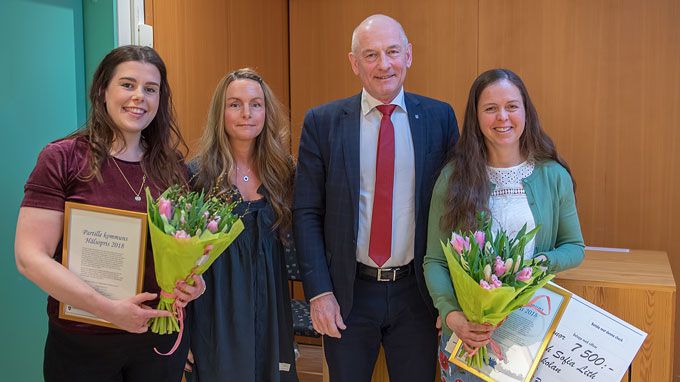 De ena pristagarna Lisa Karlsson och Sofia Lith tillsammans med folkhälsosamordnare Annika Guldhed och kommunstyrelsens ordförande Stefan Svensson (M).