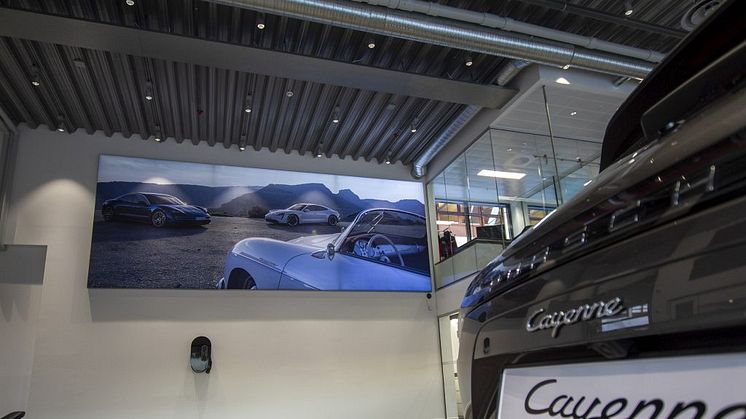 Lekre biler og lekre interiørbilder, sammen gir det et Porsche-senter som er like mye opplevelsessenter som bilbutikk.