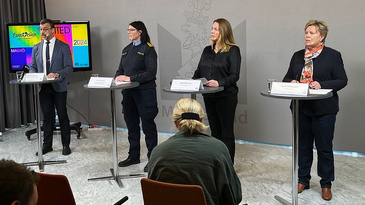 Per-Erik Ebbeståhl, hållbarhets- och trygghetsdirektör, Malmö stad, Petra Stenkula, kommenderingschef och chef för polisområde Malmö, Ebba Adielsson, exekutiv producent SVT, Karin Mårtensson, vd Malmö arena, på dagens presskonferens.