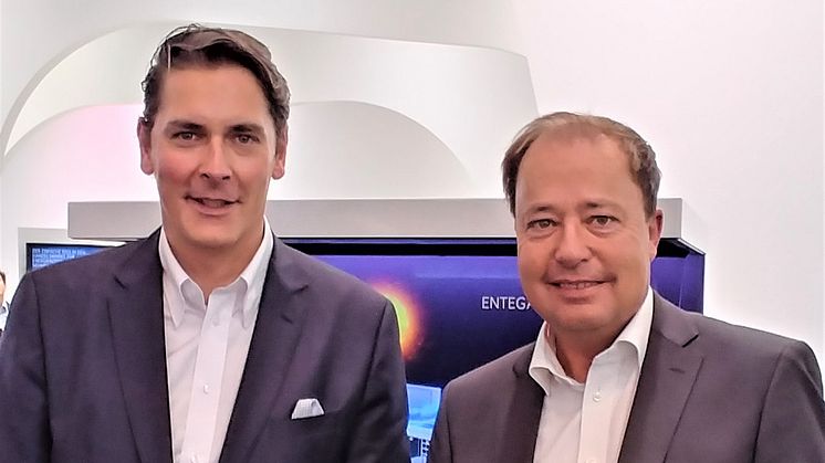 Gemeinsam für Südhessen: Zukunftsprojekt Glasfaser: Uwe Nickl, CEO von Deutsche Glasfaser (l.) und Thomas Schmidt, Geschäftsführer von ENTEGA Energie GmbH. (DG)
