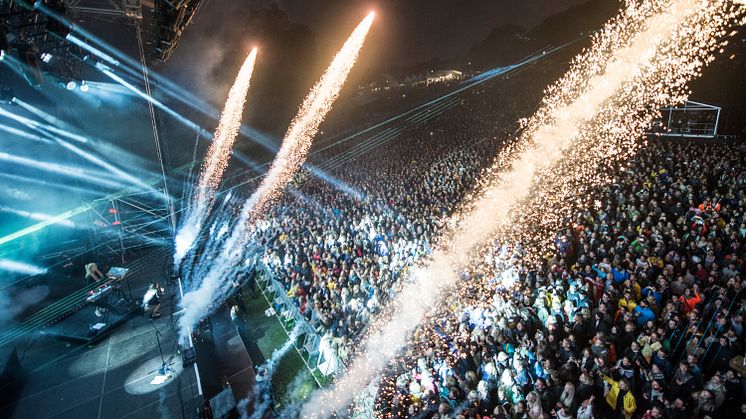 Øyafestivalen er tidligere knutepunktfestival og en av festivalen som nå får kutt i sin støtte fra Kulturrådet. Her avslutter Higasakite fredagen på Øya 2016. Foto: Erik Moholdt 