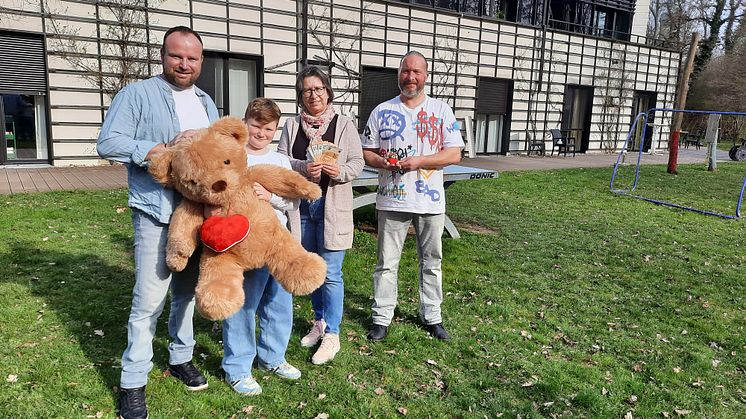 Tobias Tschöpe mit Sohn und René Böttger übergaben die Spende an Kerstin Stadler im Kinderhospiz Bärenherz