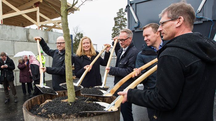 Officiella invigningen - gemensamt spadtag vid plantering av ett träd med biokol