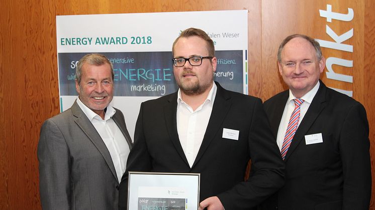 Lukas Diermann wurde mit dem Energy Award 2018 ausgezeichnet. Juryvorsitzender Klaus Meyer und Westfalen Weser Energie Geschäftsführer Dr. Stephan Nahrath überreichen die Urkunde.