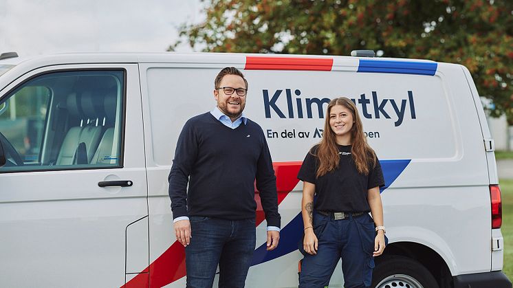 Bildtext: Jörgen Tern, avdelningschef på Klimatkyl, tillsammans med Julia Sörensen som är nyanställd. Julia valde kylteknik och har haft sina praktikperioder på Klimatkyl under utbildningen.