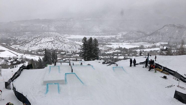 Svåra förutsättningar med snö och motvind under slopestylekvalet på VM. Foto: Jocke Hammar.