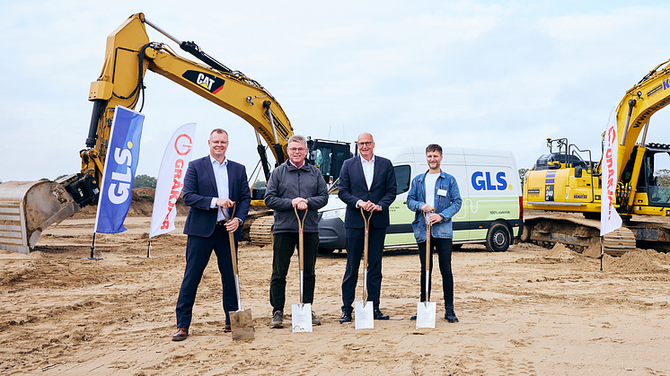 Fra venstre ses Henrik Nyegaard, Director Operations i GLS Denmark, Torben Hansen, Borgmester i Randers Kommune, Steen Ravnsbæk Kristensen, Managing Director i GLS Denmark og Kim Harkjær, Salgs- og markedschef i Gråkjær.