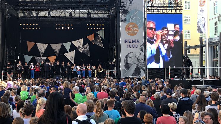 Åpningsfanfare fra Fløyen og Torgallmenningen i solen