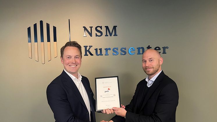 Godkjent for å beskytte mot hackere: Jan Henrik Schou Straumsheim, cyberpartner i PwC (f.v.) mottar diplom fra avdelingsdirektør Martin Albert-Hoff ved Nasjonalt cybersikkerhetssenter (NCSC) i NSM.