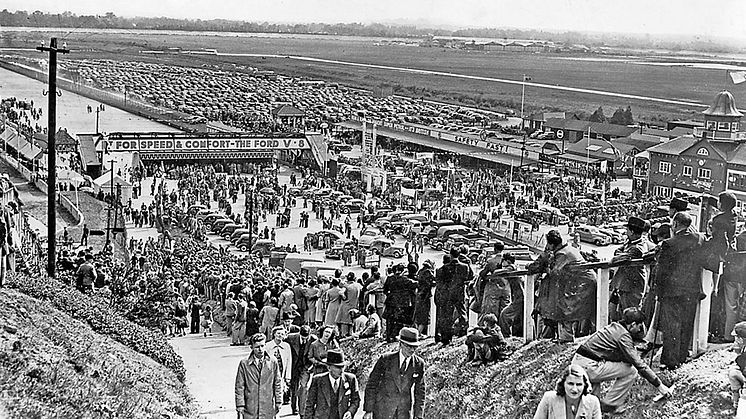 Ford rajongók 30 ezres tömege a Brooklands versenypályán 1939-ben