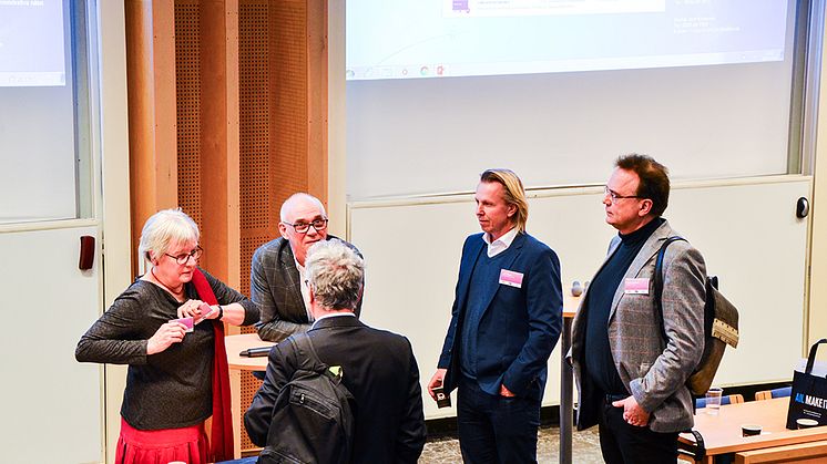 Livligt samspråk mellan Lena Lindhé Högskolan Väst, Jan Theliander  Högskolan Väst, Johan Olofsson Kunskapsförbundet Väst, Martin Hellström Högskolan Väst samt med ryggen hit Anders Carlberg, Västra Götalandsregionen.