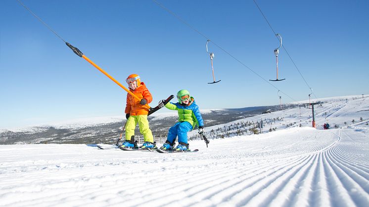 Kids skiing