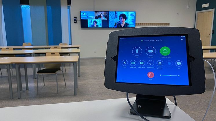 Hybridsal - Kontroller för ZOOM-room samt lärarskärmar och kamera.
