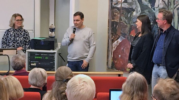 Forskare med digitalisering i fokus: Ulrika Lundh Snis, Thomas Winman och Martin Gellerstedt. På bilden syns också moderator Maria Derner (näst längst till höger).