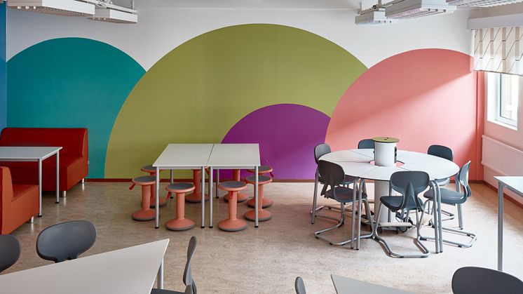Färgerna i skolans nya logotyp återfinns i såväl möbler som på väggar.