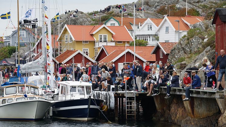 Seglarna möts av en fantastisk publik i Kyrkesund.