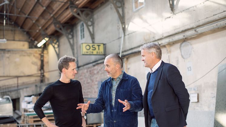 Artilleristallarna i Göteborg förvandlas från garage till kulinariskt mecka, från vänster i bild Anders Forsling från Wallenstam tillsammans med Stefan Karlsson och Bengt Linde från Götaplatsgruppen. Foto: Caroline Freiholtz.