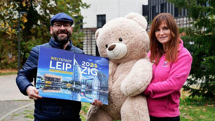 Axel Büchler präsentiert stolz seinen "Welt Stadt Leipzig"-Kalender vor dem Kinderhospiz Bärenherz