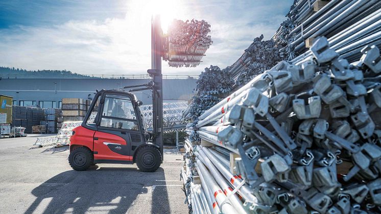 Linde Material Handling utökar sortimentet av kraftfulla elektriska motviktstruckar – nu för laster upp till 5 ton