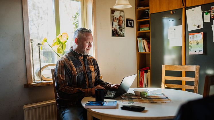 Niklas Persson från Ängelholm valde att byta säljjobbet mot logistik-plugg. Som 50-åring tar han examen och ska ut på en osäker arbetsmarknad. För att öka sina chanser tar han nu över Blockets startsida för att nå arbetsgivare.