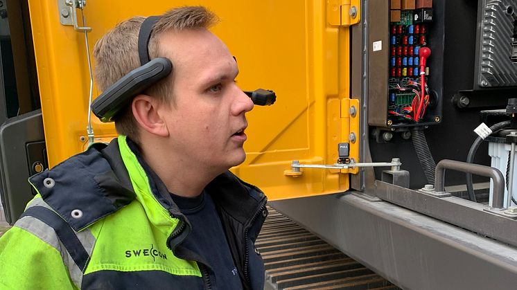 Jonatan Ericsson, servicetekniker hos Swecon i Västerås, testar handsfree-lösningen