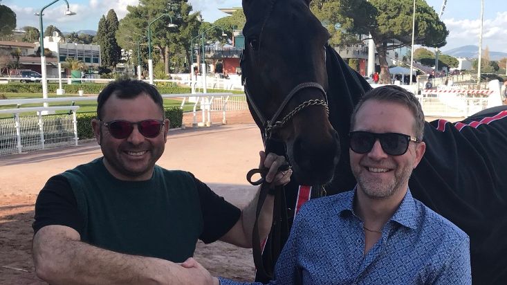 Allessandro Gocciadoro tar emot en elitloppsinbjudan av Anders Malmrot. Foto: Solvalla