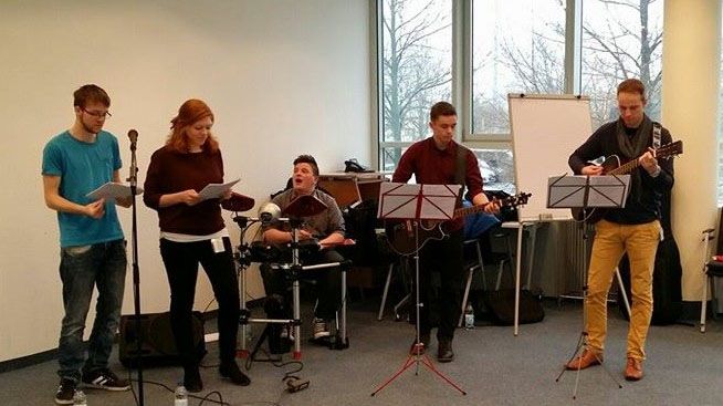 Musik und Kuchen für Bärenherz: Auszubildende der enviaM-Gruppe spenden für das Kinderhospiz