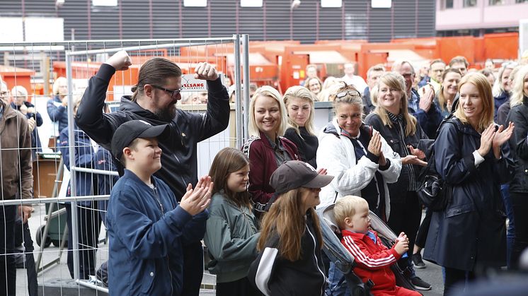 Sveriges mest badsugna familj på plats för att inviga projektet