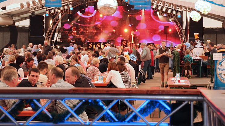 Beste Stimmung im großen beheizten Festzelt auf dem zentralen Campusgelände. © mobarcon