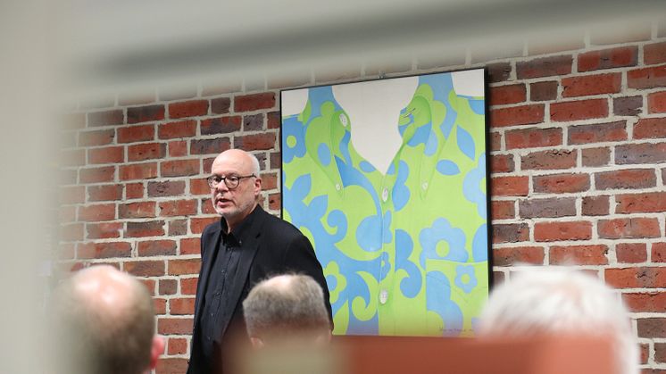 Prof. Dr. Markus Fauser spricht bei der Vernissage über die Ausstellung